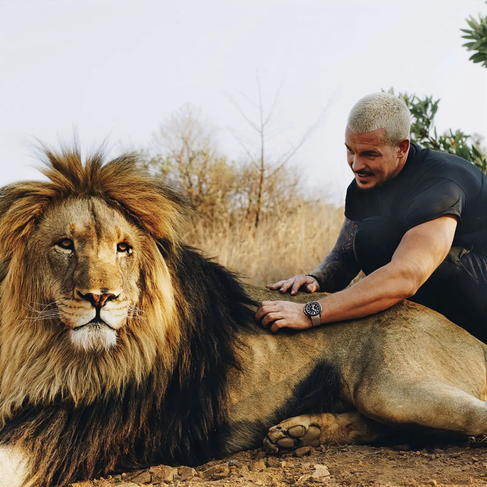 Mit der Wild One Hakuna Mipaka Limited Edition setzt Norqain die Reise fort, die man mit Dean Schneider begonnen hat. Das Modell ist die dritte Zusammenarbeit mit dem Tierschützer.